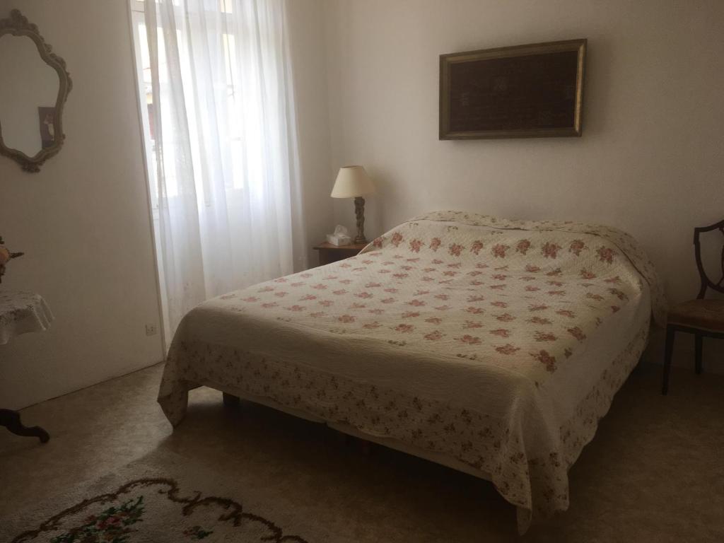 Uma cama ou camas num quarto em Poppys Chambres d'Hotes