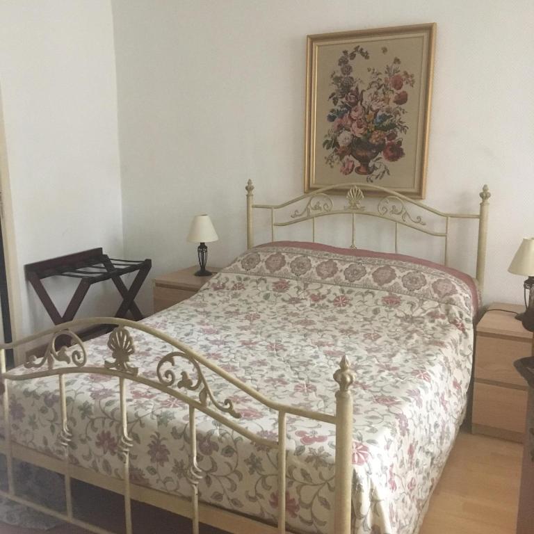 Uma cama ou camas num quarto em Poppys Chambres d'Hotes