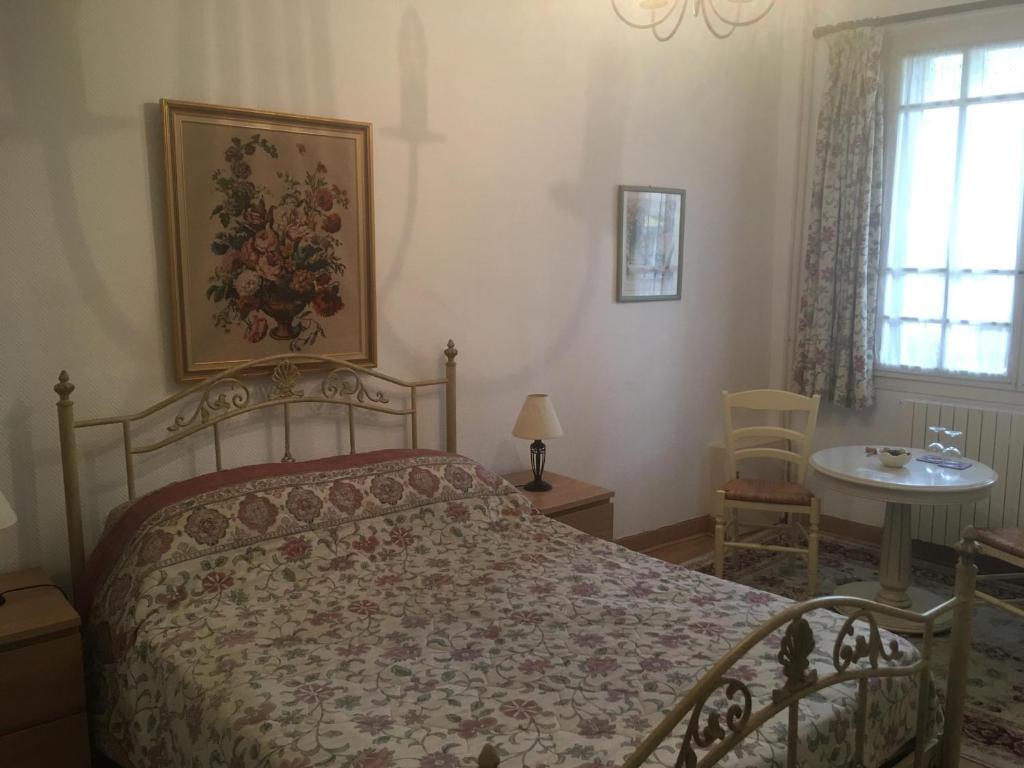 Uma cama ou camas num quarto em Poppys Chambres d'Hotes