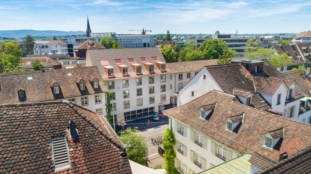 eine Luftansicht einer Stadt mit Gebäuden in der Unterkunft SET Hotel.Residence by Teufelhof Basel in Basel