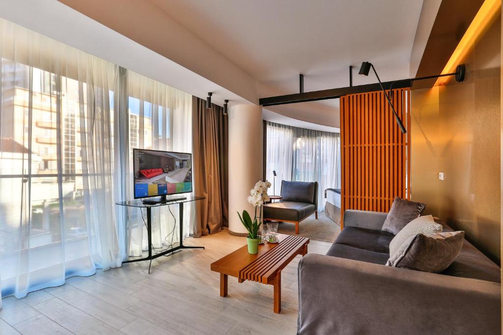 Uma televisão e/ou sistema de entretenimento em Hotel Fagus by Aycon