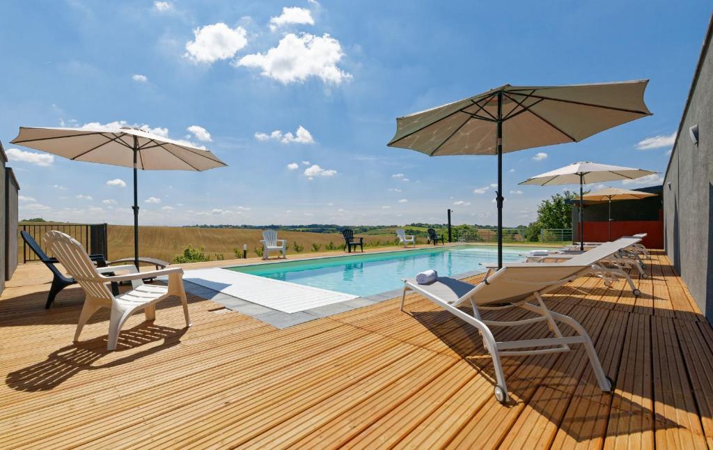 Bazén v ubytování Chalet de charme climatisé, son Jacuzzi - SPA privatif et la piscine de la Maison Bleue du Gers nebo v jeho okolí