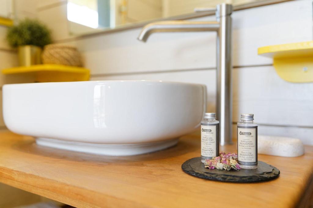 Fotografie z fotogalerie ubytování Chalet de charme climatisé, son Jacuzzi - SPA privatif et la piscine de la Maison Bleue du Gers v destinaci Savignac-Mona