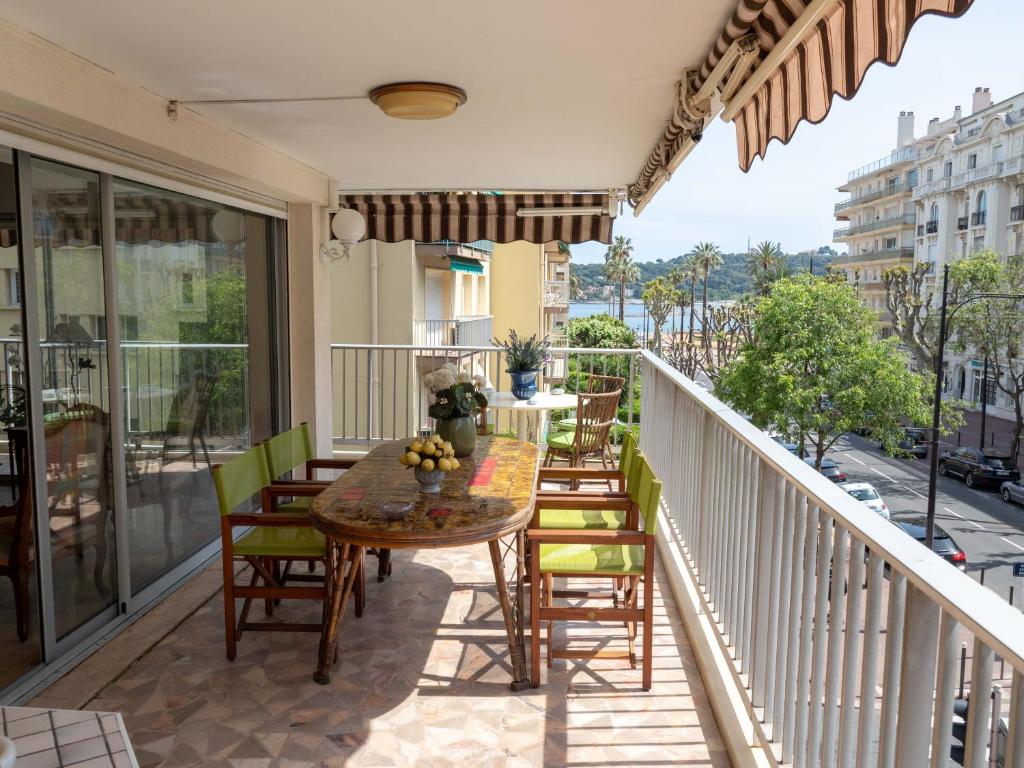 un balcón con mesa y sillas. en LE LIBECIO - FAMILIALE ET CONFORTABLE, en Antibes