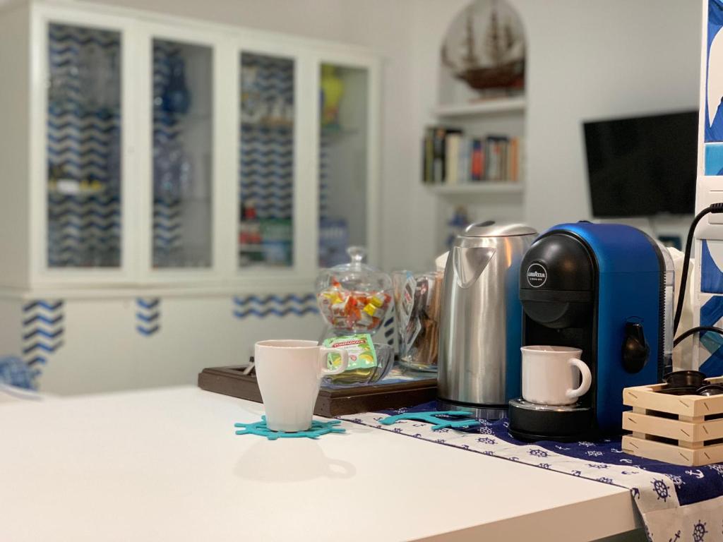 Zestaw do parzenia kawy i herbaty w obiekcie Edri beach house - Villa con piscina