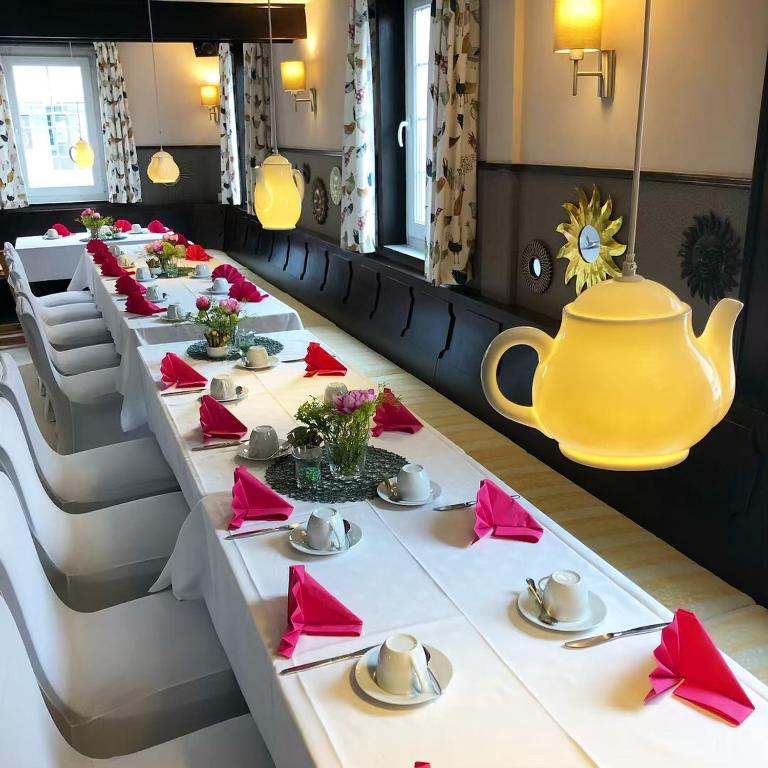 Příslušenství pro přípravu čaje a kávy v ubytování Hotel zur goldenen Sonne