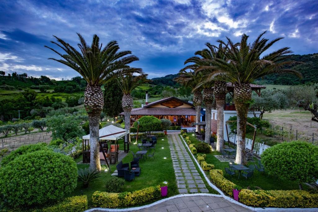 uma vista aérea de um resort com palmeiras em Il Borgo sul Lago em Pizzo