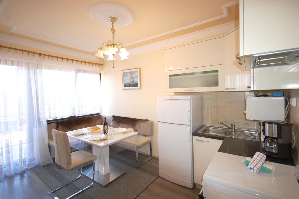 Kuchyňa alebo kuchynka v ubytovaní Apartment Poljak Njivice by El-Pi Tours