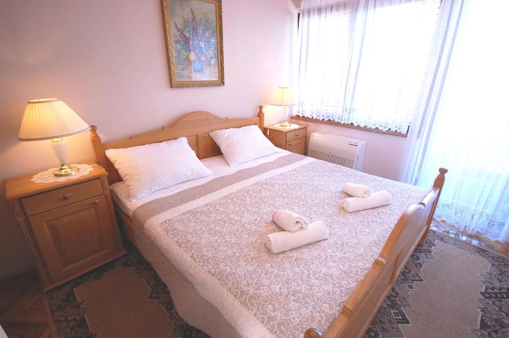 Posteľ alebo postele v izbe v ubytovaní Apartment Poljak Njivice by El-Pi Tours