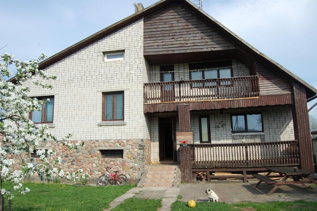 Casa grande con porche y terraza en HubaBuba, en Ventspils