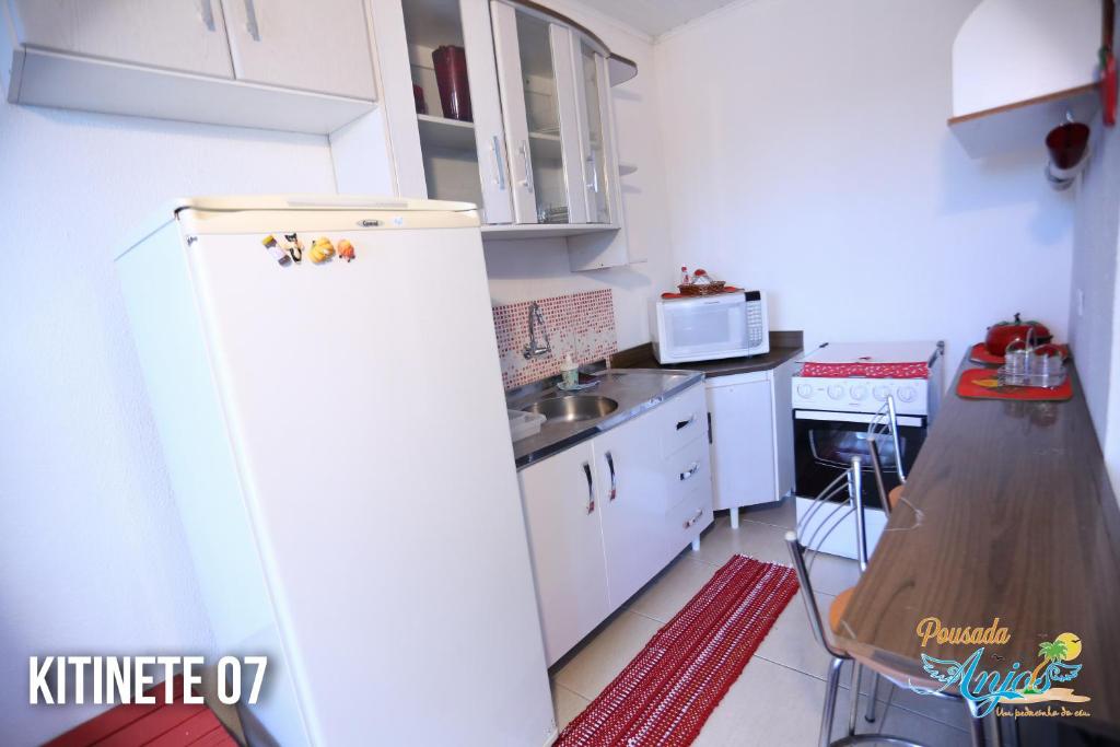 Kuchyň nebo kuchyňský kout v ubytování Pousada Anjos - à 2 quadras do mar