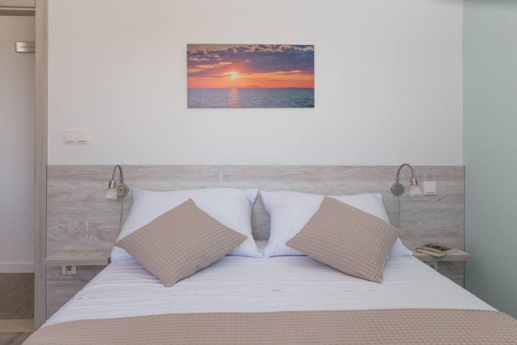 سرير أو أسرّة في غرفة في Apartments Silvana