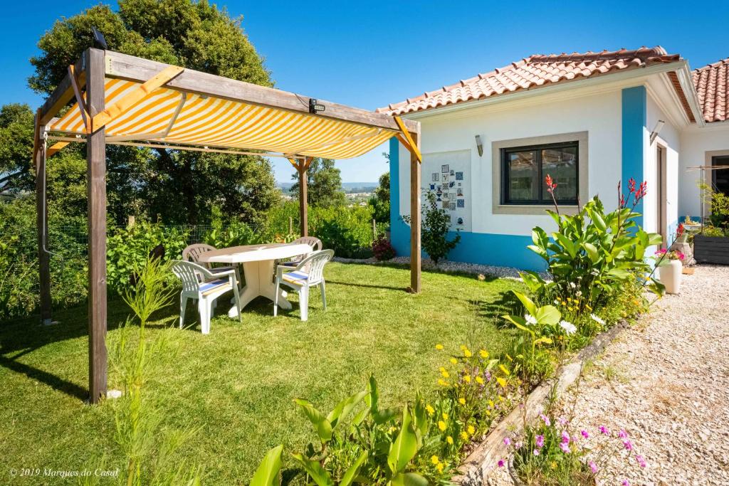 Casal da CarreiraにあるGîte CANTO AZULの庭園(テーブル、椅子付)