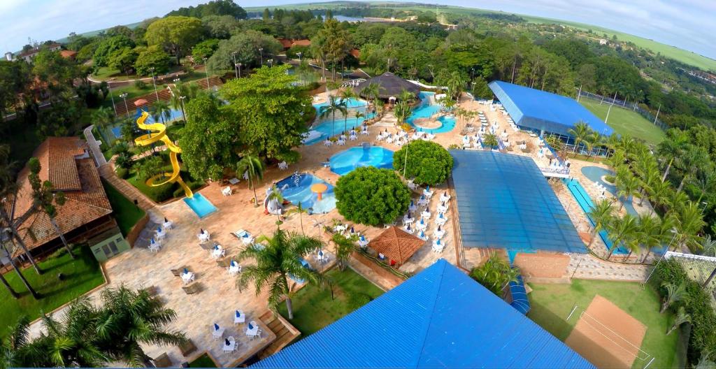 una vista aérea de una piscina en un complejo en Hotel Estância Barra Bonita, en Barra Bonita