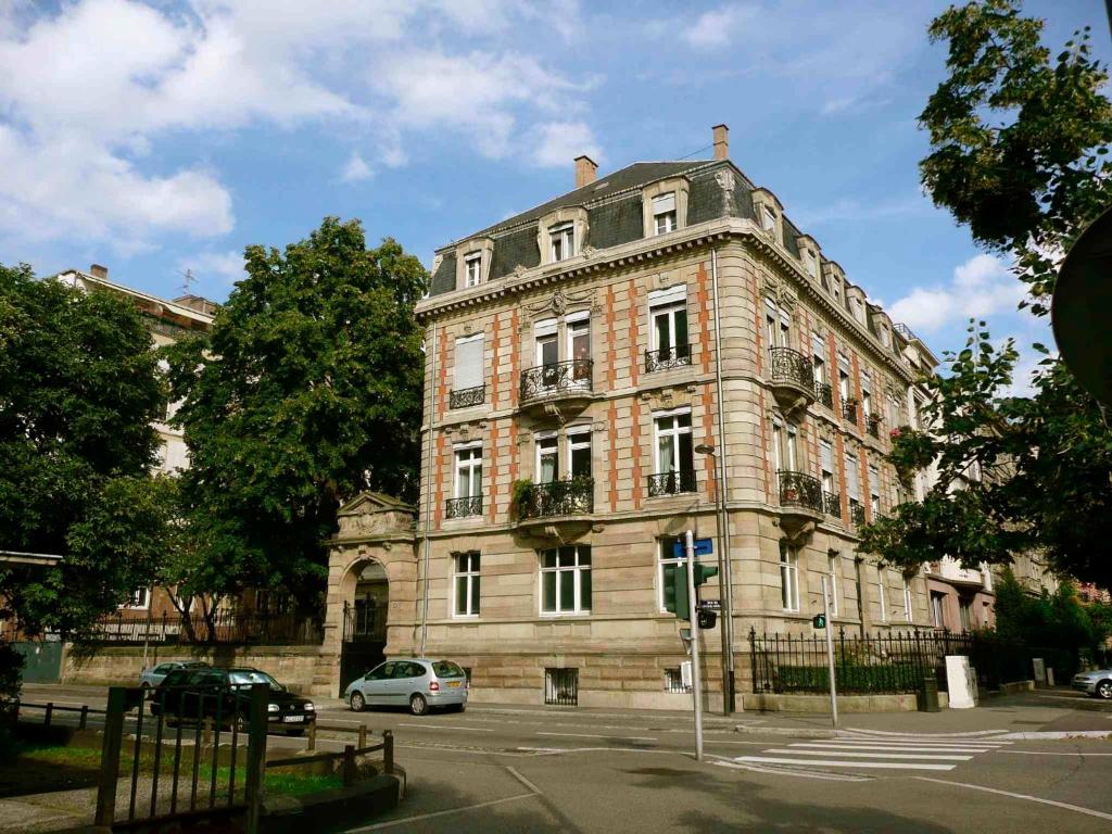 ein Gebäude mit einem davor geparkt in der Unterkunft Les Lumières de la ville in Straßburg