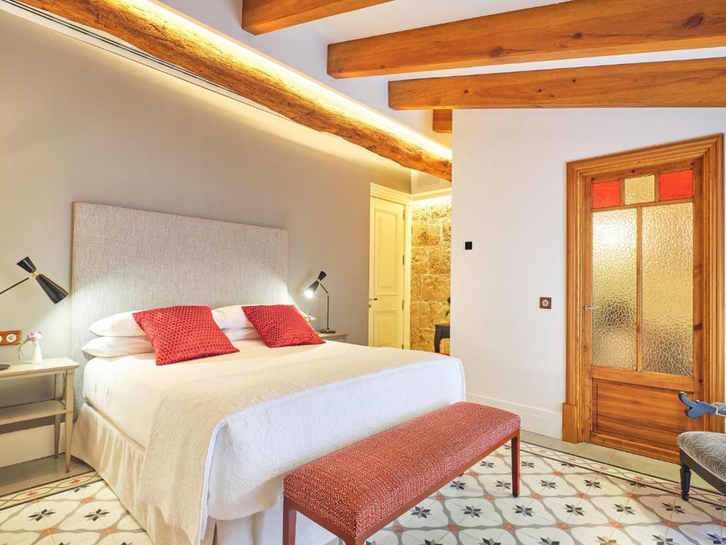 Postel nebo postele na pokoji v ubytování Hotel Gloria de Sant Jaume