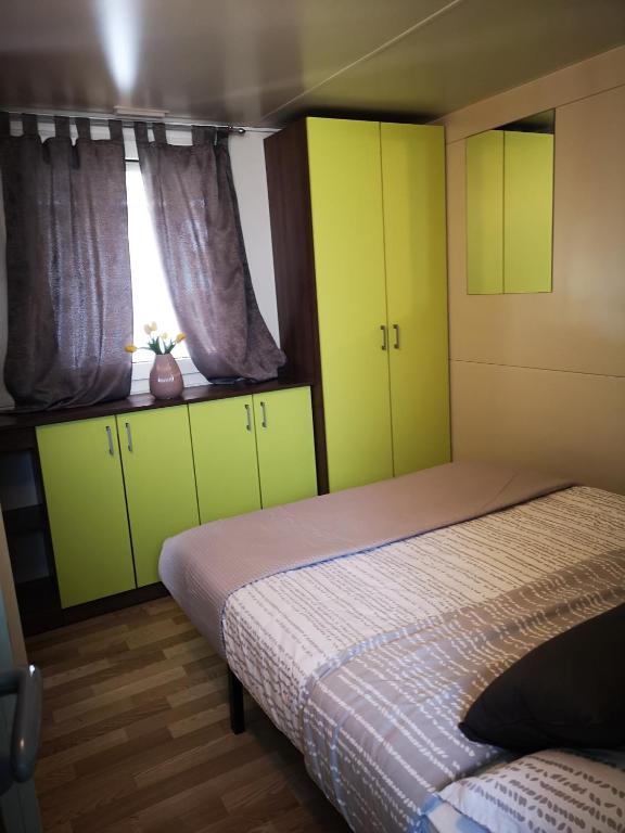 Postel nebo postele na pokoji v ubytování Mobile homes Marita