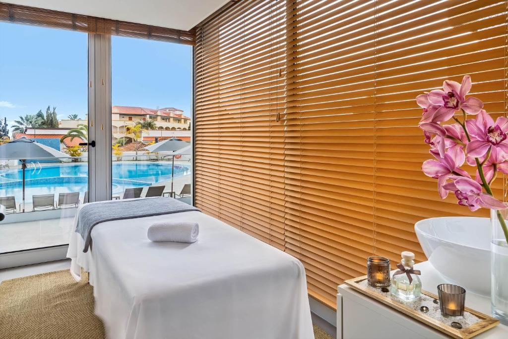 Bazén v ubytování Allegro Madeira - Adults Only nebo v jeho okolí