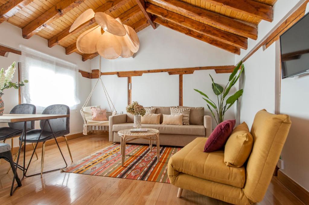 sala de estar con sofá y mesa en Renovado Ático en Chamberí, en Madrid