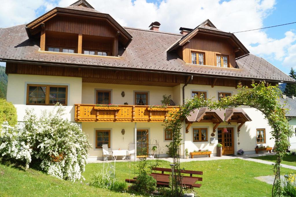 ein großes Haus mit Garten davor in der Unterkunft Apartment Gästehaus Wastian in Weissbriach