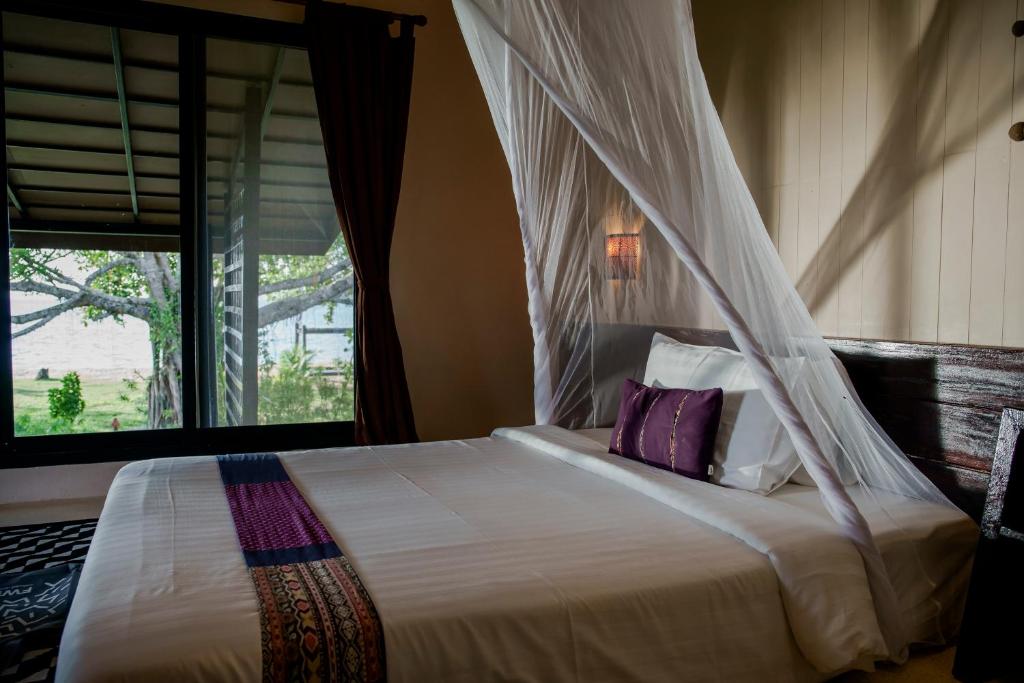 Postel nebo postele na pokoji v ubytování Seavana Koh Mak Beach Resort