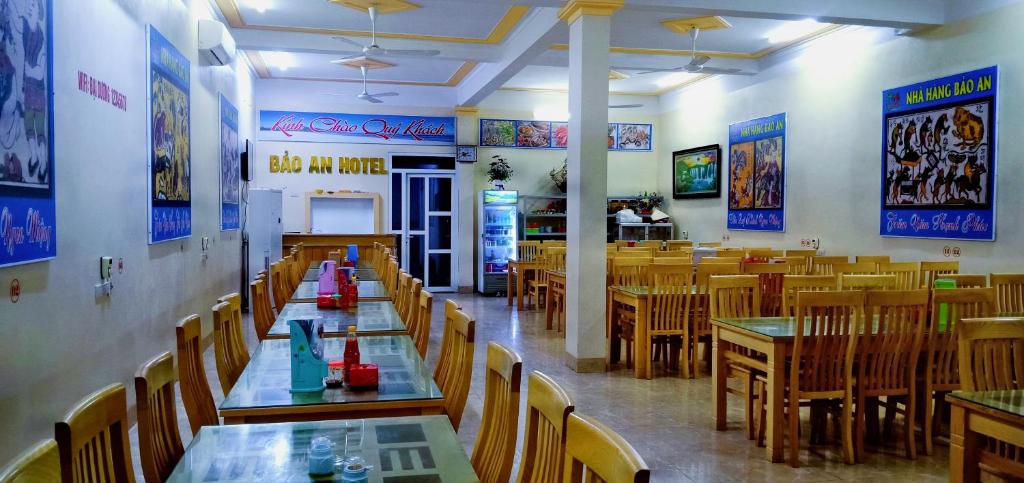 A restaurant or other place to eat at Bảo An hotel Đảo Quan Lạn