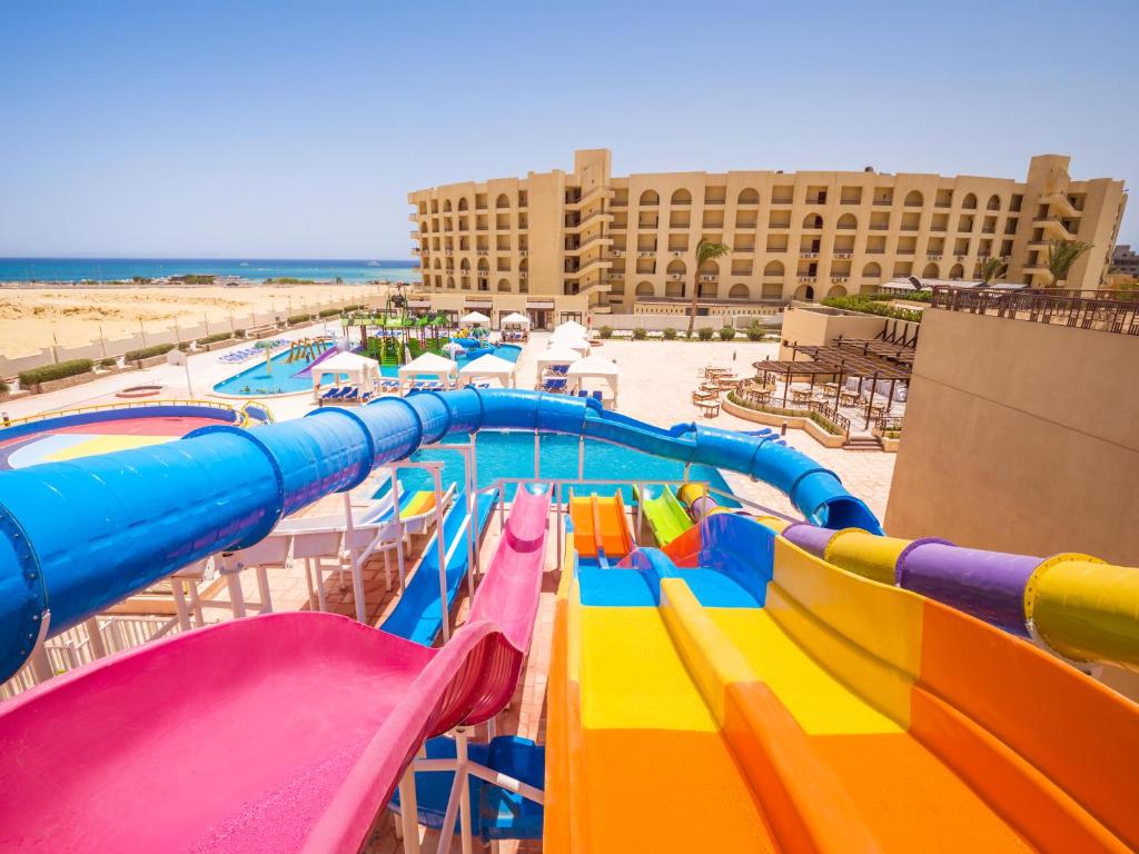 Bazén v ubytování Sunny Days Mirette Family Resort nebo v jeho okolí
