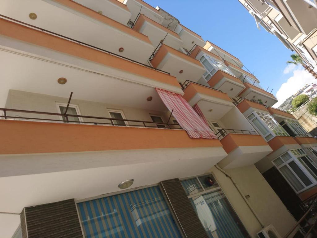 un piano più vicino di un edificio con balcone di KLEOPATRA ALANYA a Alanya