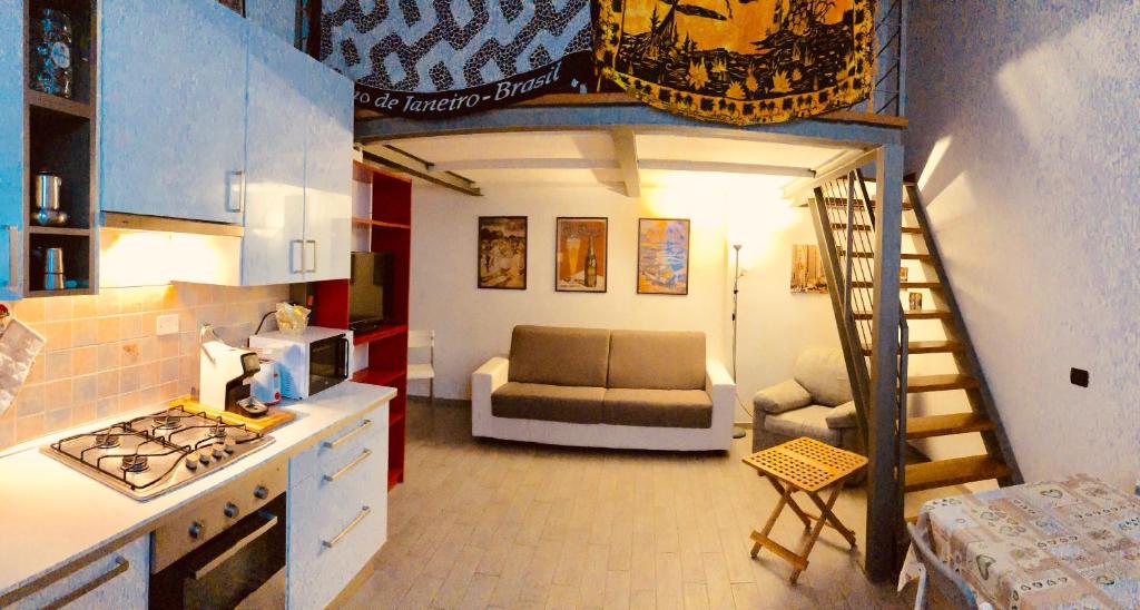 eine Küche mit einer Treppe, die in ein Wohnzimmer führt in der Unterkunft CASA VACANZE ROBY in Mailand
