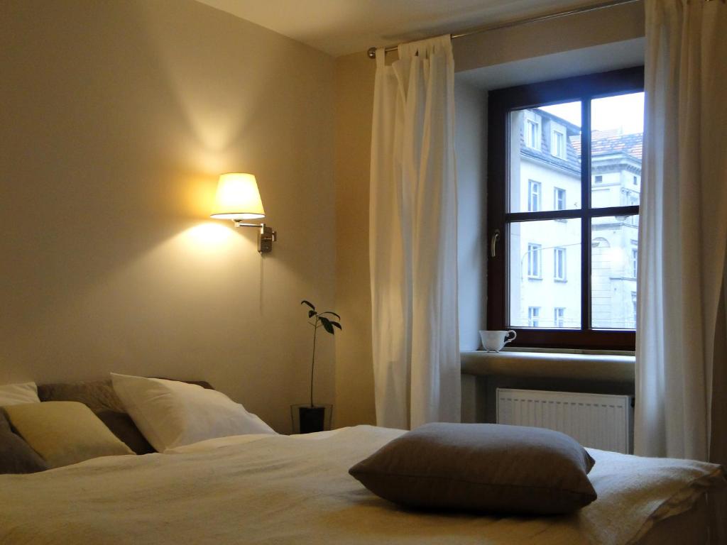 Postel nebo postele na pokoji v ubytování Arte-locum Apartamenty przy Rynku