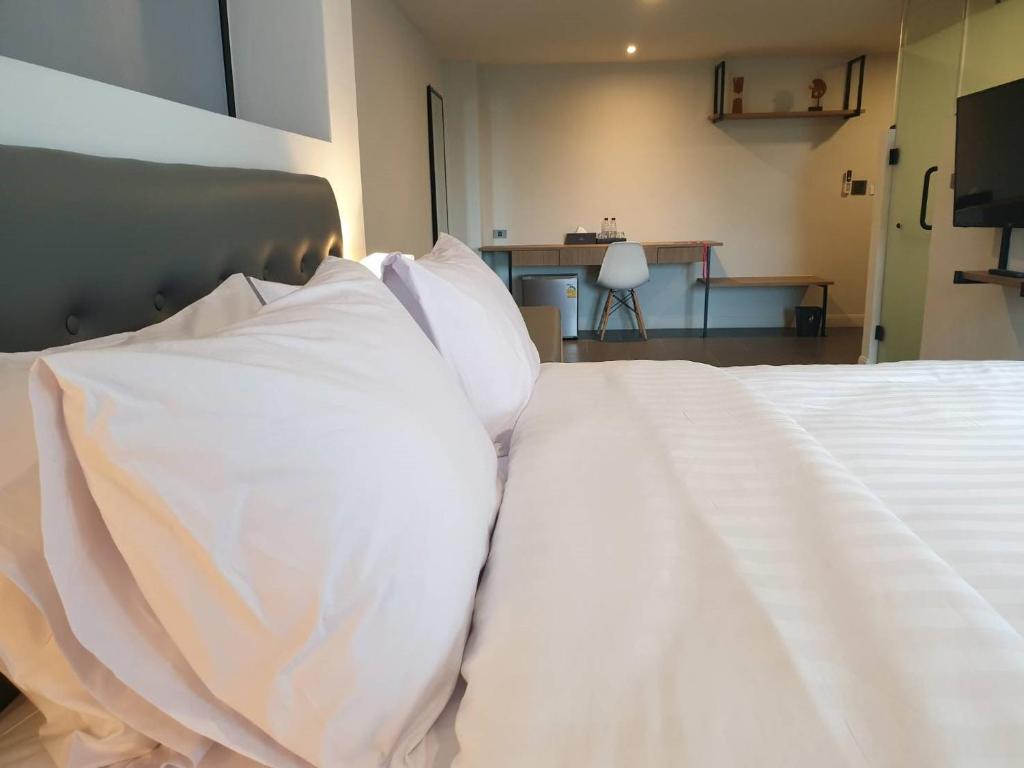 Postel nebo postele na pokoji v ubytování Mayson Place Hotel