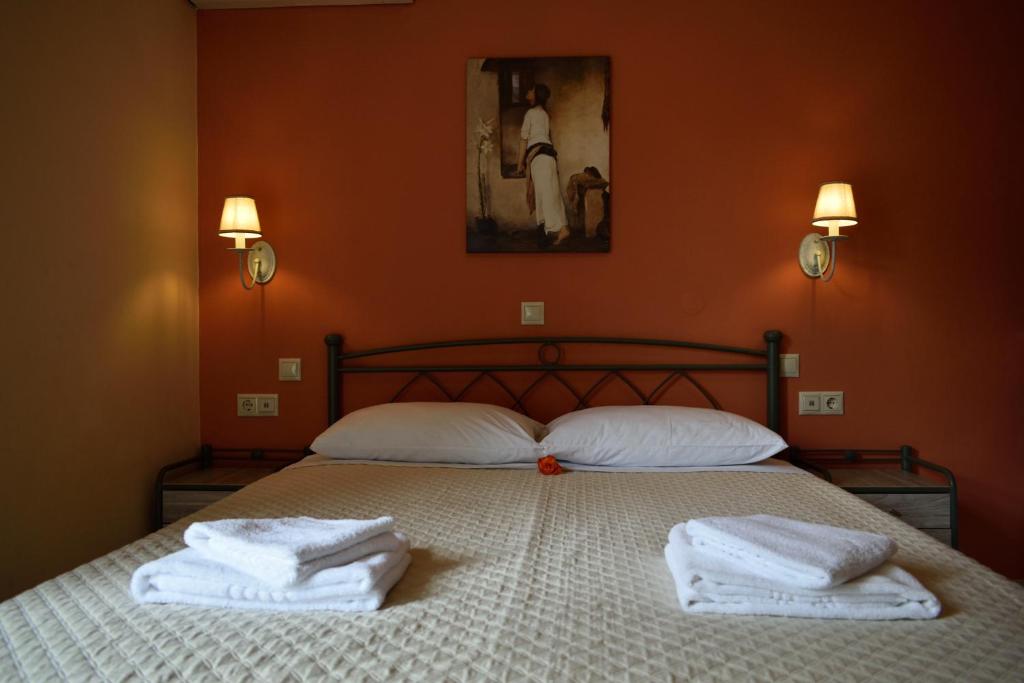 アギア・エフィミアにあるStamoulis Apartmentsのベッドルーム1室(ベッド1台、タオル2枚付)