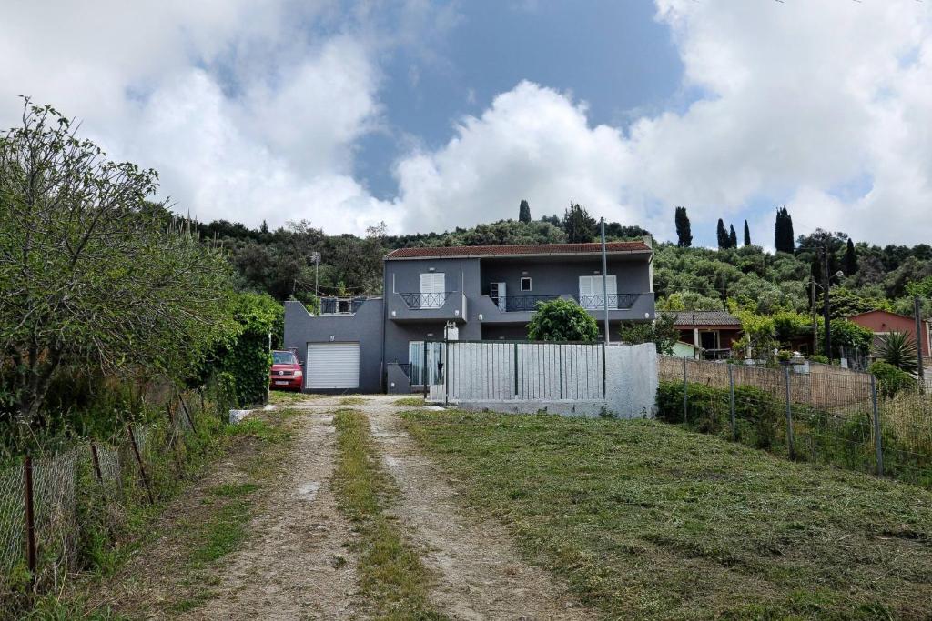 polna droga przed domem z płotem w obiekcie Natasa’s home Agios Ioannis Karousades w Korfu