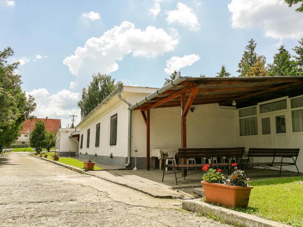 a building with a picnic table in the yard at Panoráma Üdülő in Aggtelek