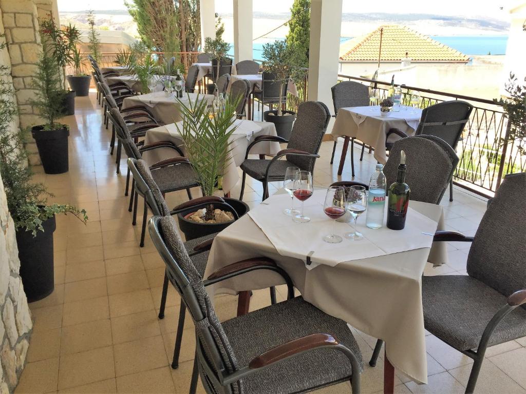 Reštaurácia alebo iné gastronomické zariadenie v ubytovaní Rooms & Pansion Odmor