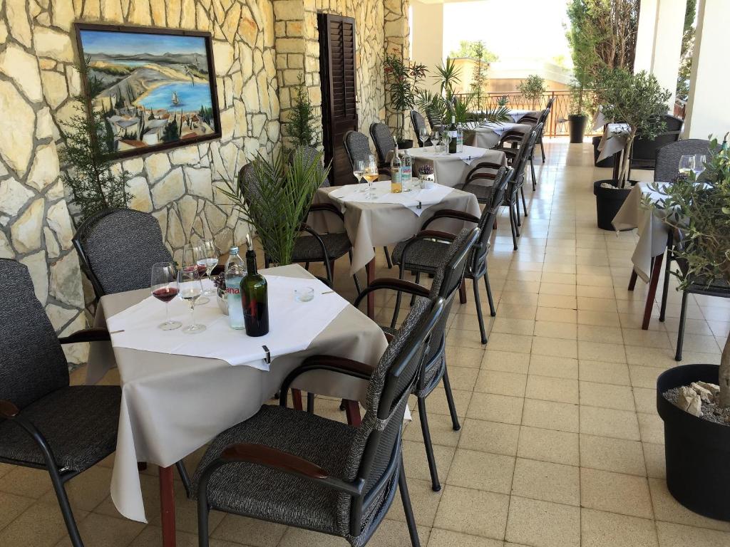 Reštaurácia alebo iné gastronomické zariadenie v ubytovaní Rooms & Pansion Odmor