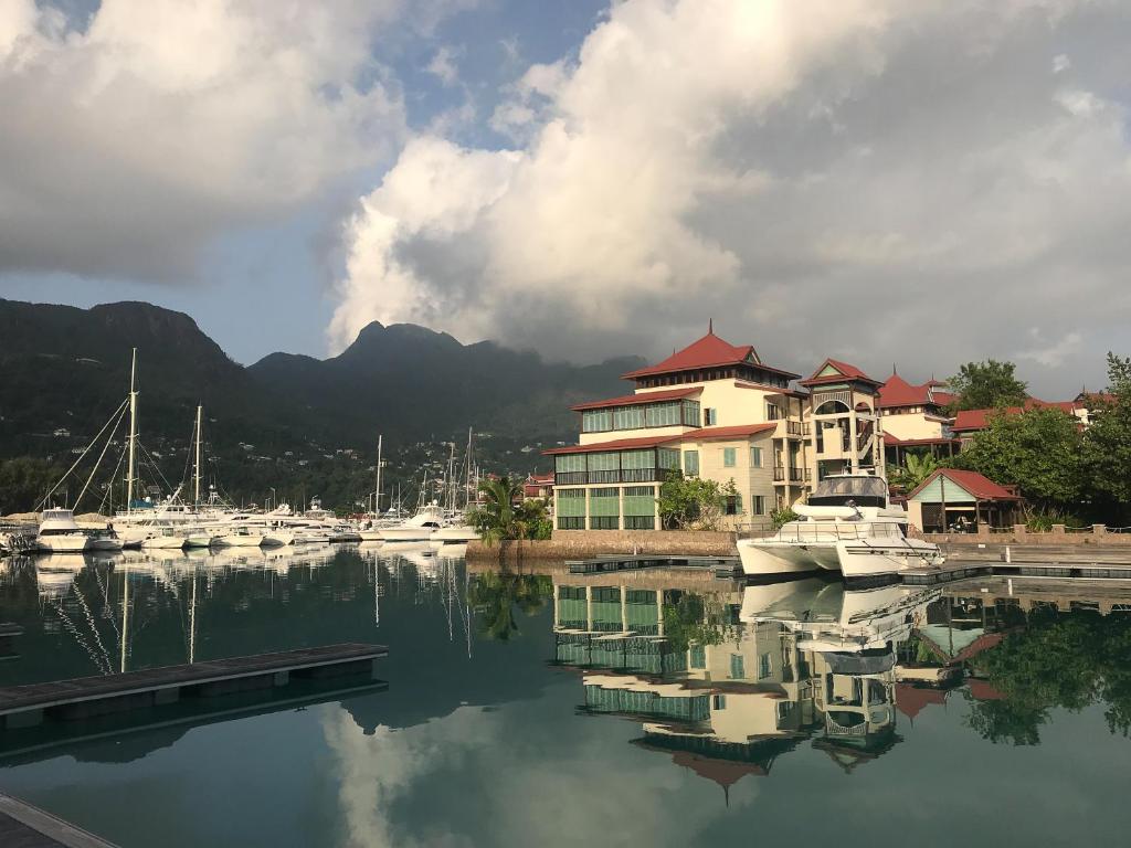 エデン島にあるEden Island Gemの水上の船のマリーナ