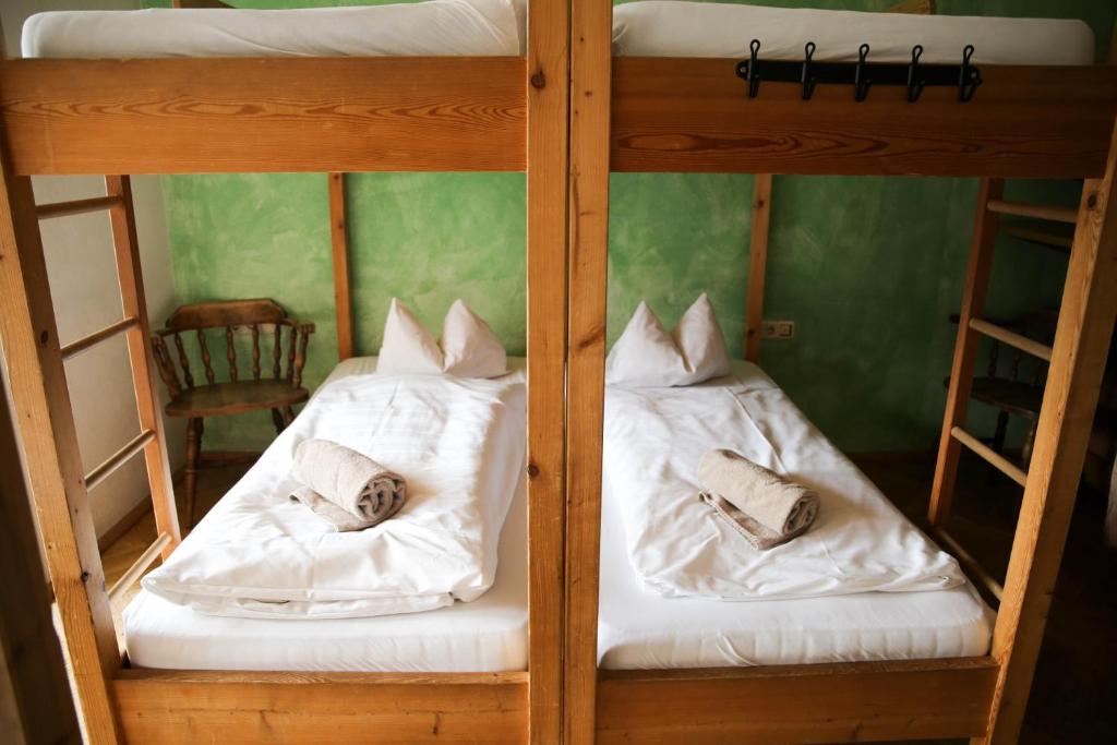 Ein Etagenbett oder Etagenbetten in einem Zimmer der Unterkunft Hotel Schwarzer Adler Sillian