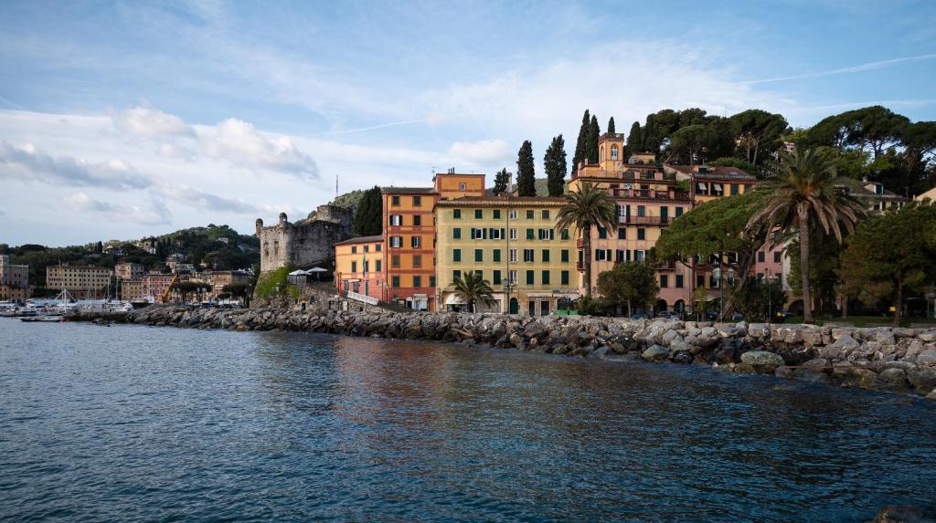 un gruppo di edifici vicino a uno specchio d'acqua di Hotel Blu di Te a Santa Margherita Ligure