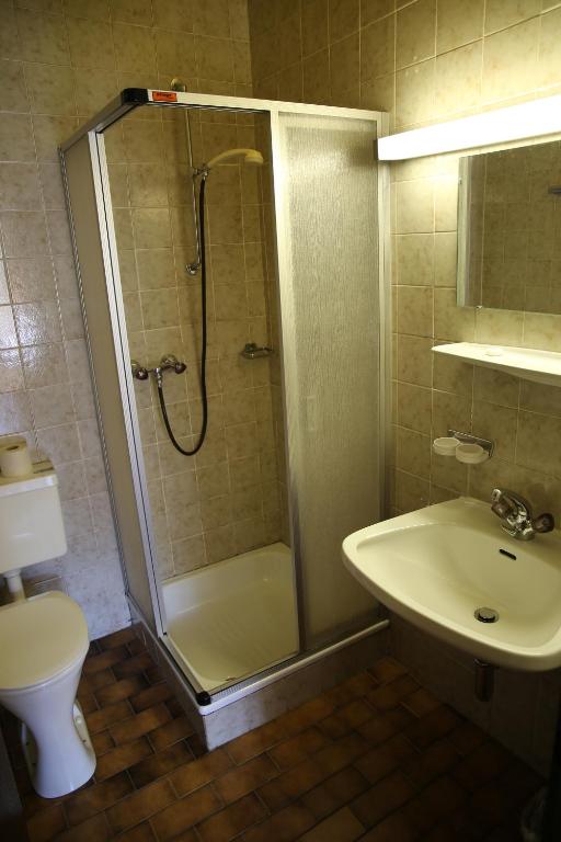 Koupelna v ubytování Hotel Schwarzer Adler Sillian