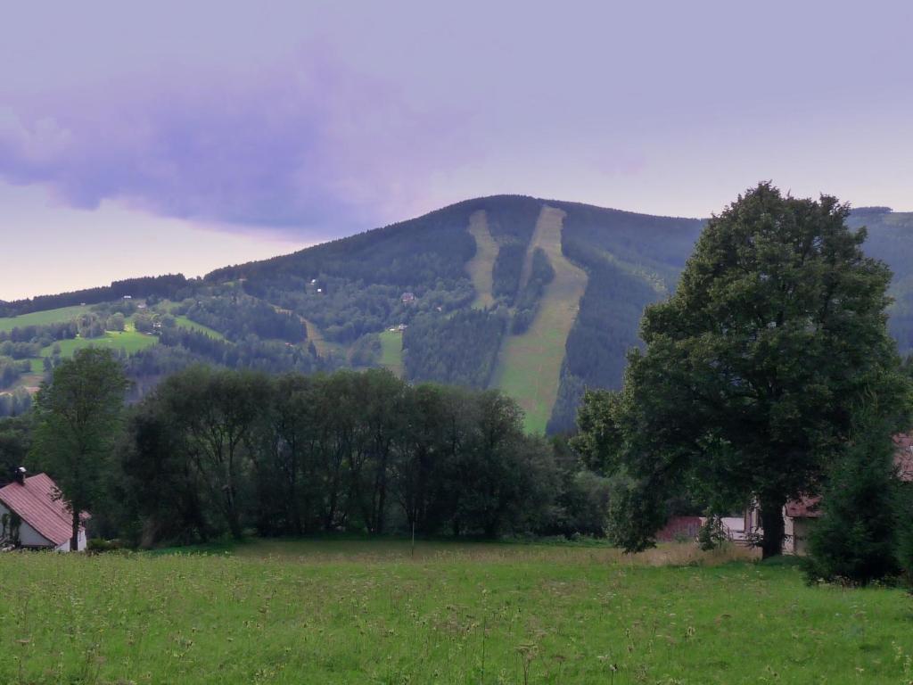 Nespecifikovaný výhled na hory nebo výhled na hory při pohledu z penzionu