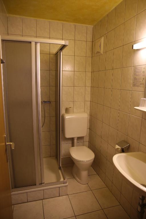 Koupelna v ubytování Hotel Schwarzer Adler Sillian