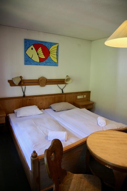 Postel nebo postele na pokoji v ubytování Hotel Schwarzer Adler Sillian