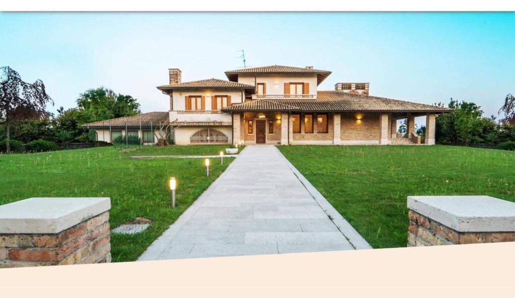 een groot huis met een pad ervoor bij B&B la Serenissima in Fossalta di Portogruaro