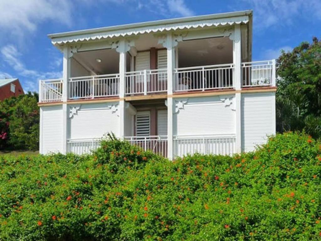 Casa bianca con balcone in cima a una collina di Jolie studio meublé avec petite vue mer a Saint-François