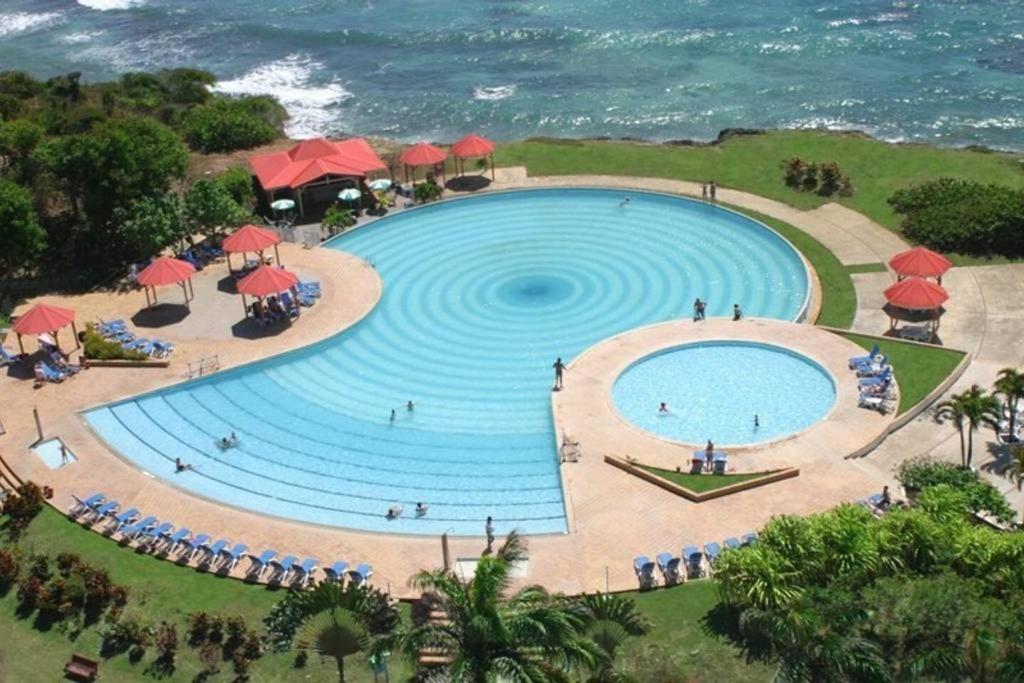 Piscina di Jolie studio meublé avec petite vue mer o nelle vicinanze