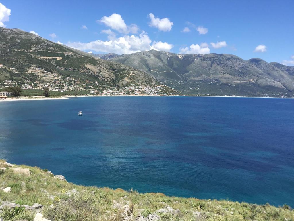 ein großer Wasserkörper mit Bergen im Hintergrund in der Unterkunft Holiday Home Qeparo in Qeparo