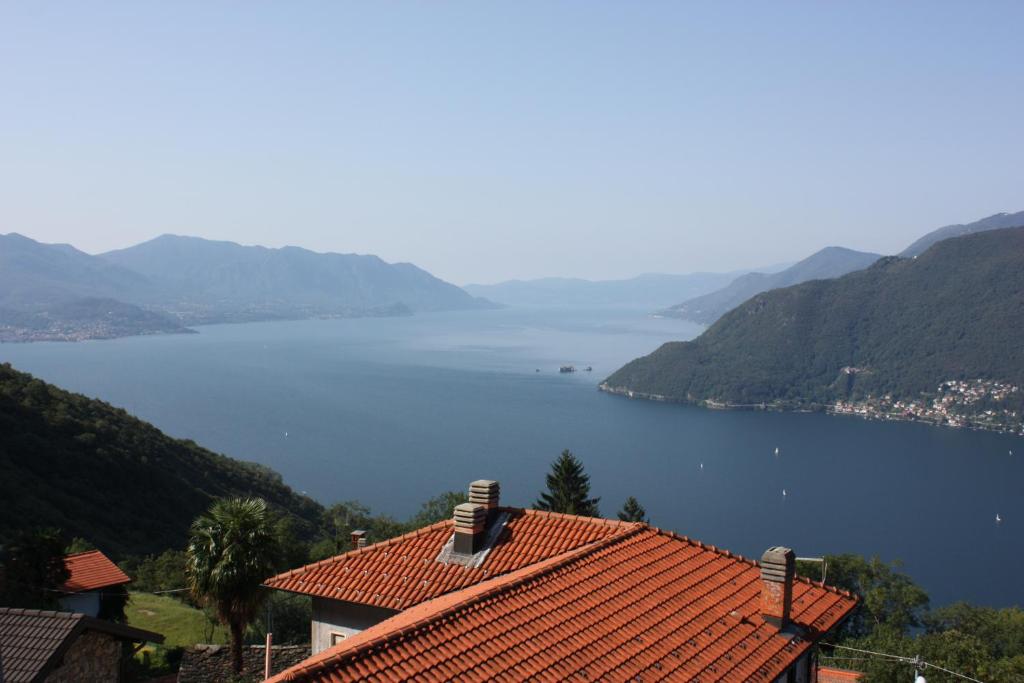 una vista de un gran cuerpo de agua con montañas en Nido sul Lago Maggiore en Maccagno Superiore