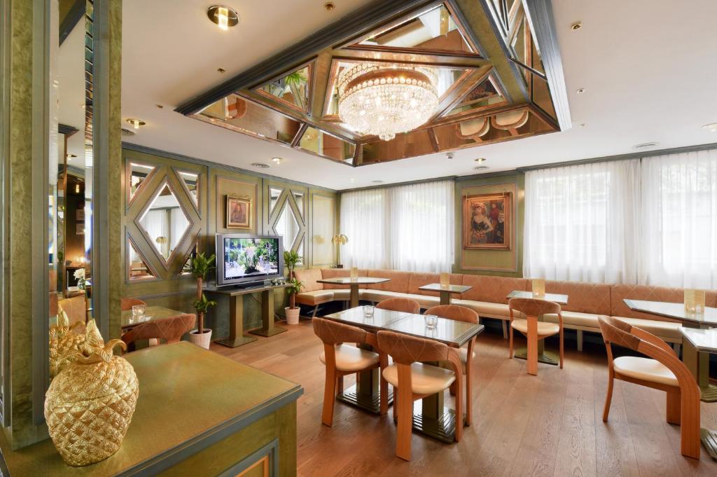 TV a/nebo společenská místnost v ubytování Tulip Inn Beaulieu Lausanne