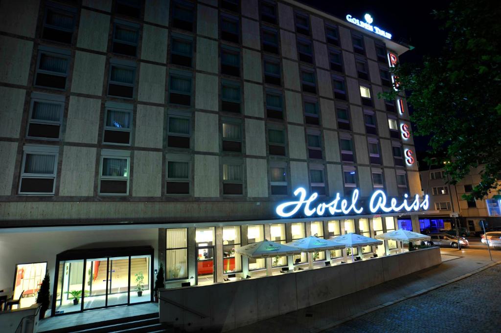 um hotel com uma placa na frente de um edifício em Golden Tulip Kassel Hotel Reiss em Kassel